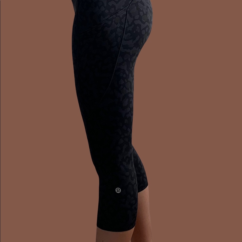 Lululemon cheetah camo 21” cropped align leggings - worn once. Like new.